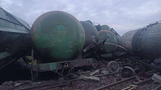 На месте схода грузового состава с порожними цистернами в Ленинградской области