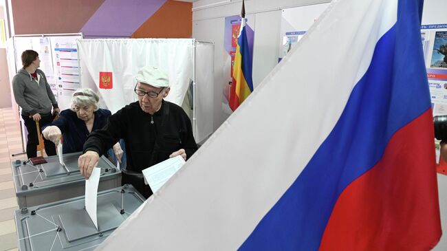 Местные жители голосуют на выборах губернатора Ростовской области и депутатов местных дум на избирательном участке в Ростове-на-Дону