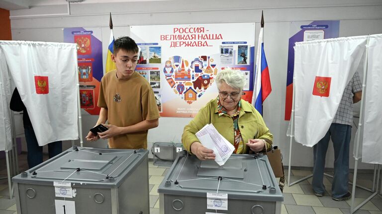 Местные жители голосуют на выборах губернатора Ростовской области и депутатов местных дум на избирательном участке в Ростове-на-Дону