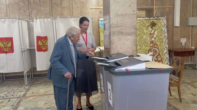 Ветеран Великой Отечественной войны Михаил Латоха проголосовал на избирательном участке в Севастополе. Кадр видео