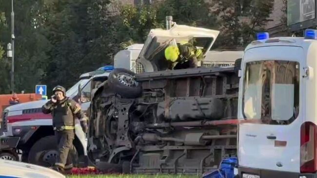 Спасатели на месте ДТП с участием скорой помощи на Кутузовском проспекте в Москве