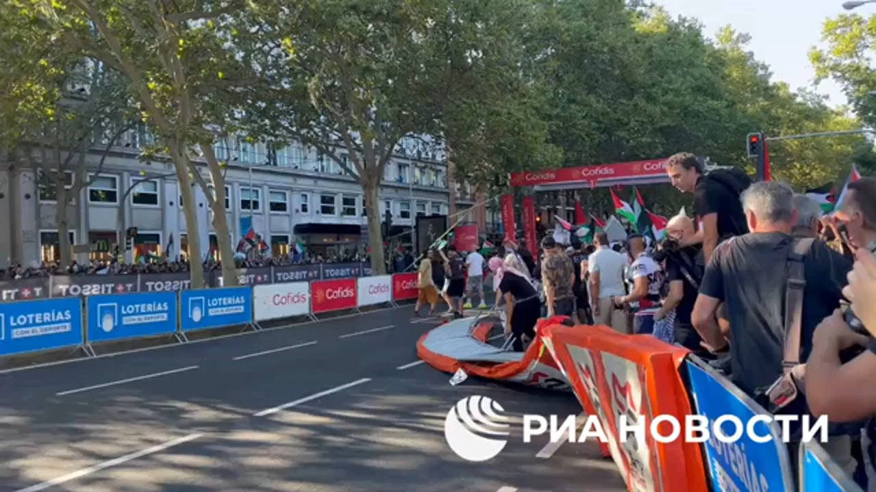 Срыв заключительного этапа велогонки «Вуэльта Испании» участниками пропалестинской акции протеста  - РИА Новости, 1920, 14.09.2025