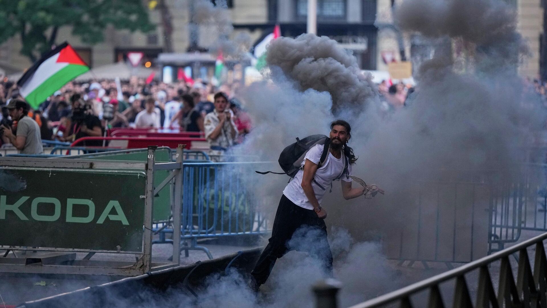 Столкновения протестующих с полицией во время заключительного этапа велогонки Вуэльта Испании в Мадриде, Испания - РИА Новости, 1920, 14.09.2025