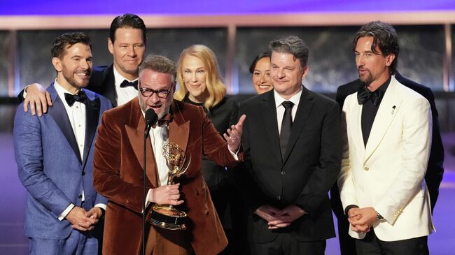 Съемочная группа сериала Киностудия на церемонии вручения премии Эмми в Лос-Анджелесе, США. 14 сентября 2025