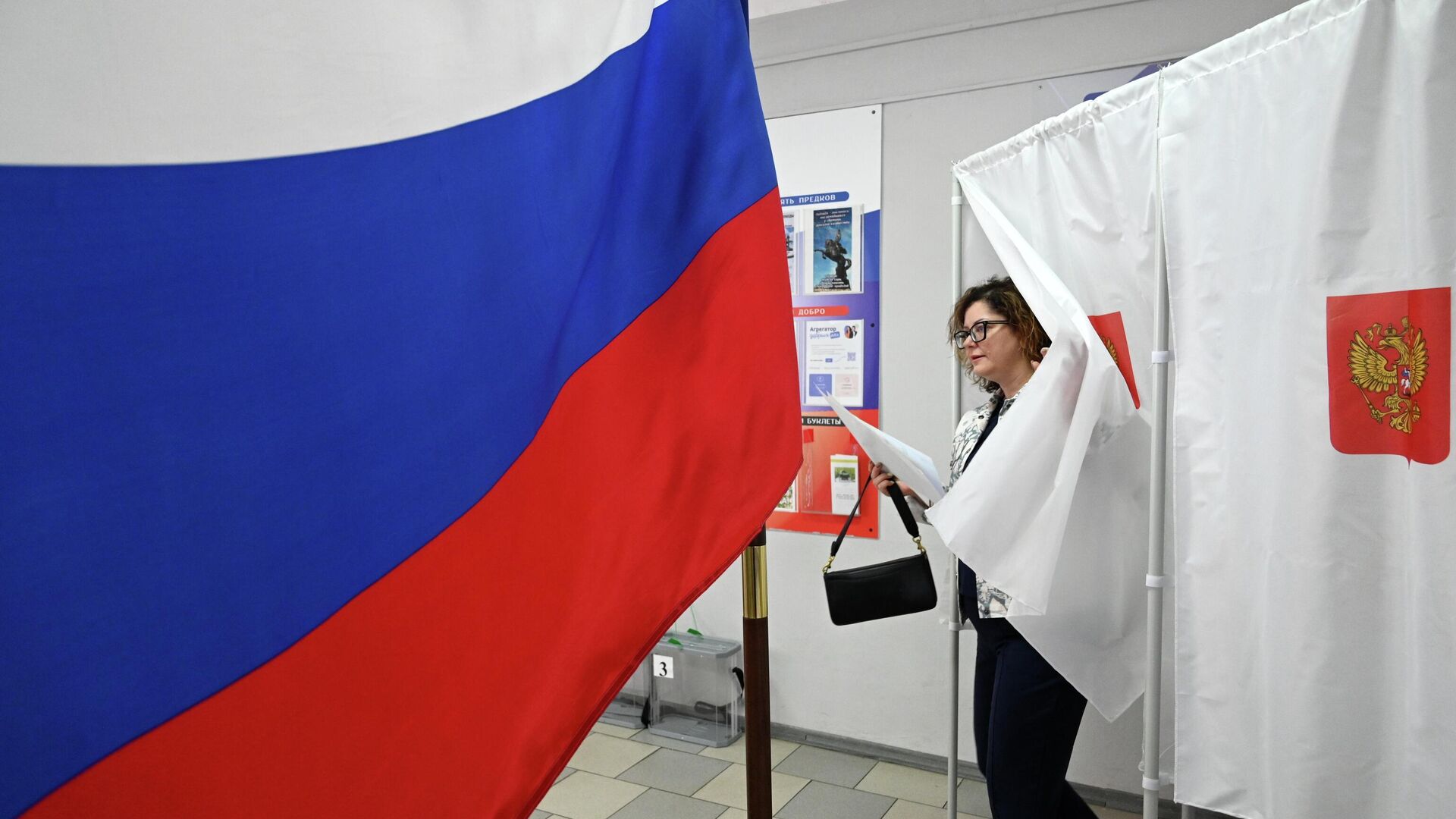 Женщина голосует на выборах губернатора Ростовской области