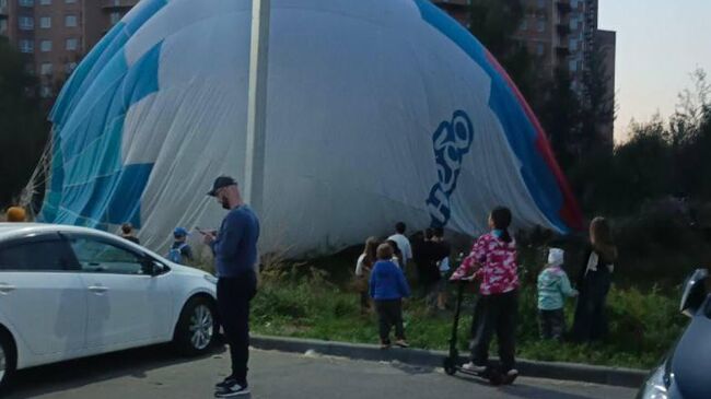 Воздушный шар возле жилых домов в подмосковном Дмитрове