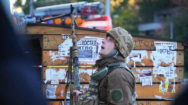 Украинский военнослужащий в Киеве