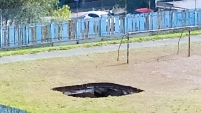 Грунт на школьном стадионе обвалился в Орске