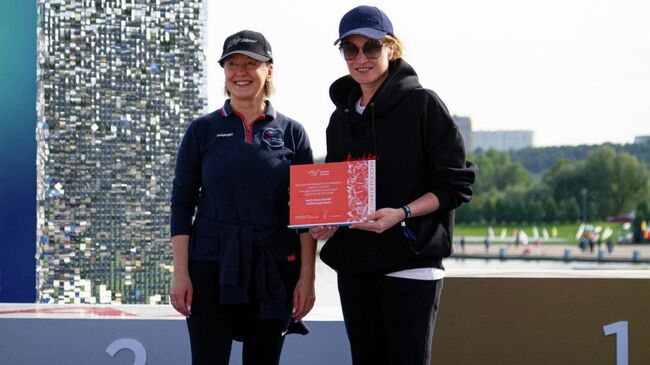 Олимпийская чемпионка Мария Киселева получает сертификат, подтверждающий статус амбассадора бренда Сделано в России