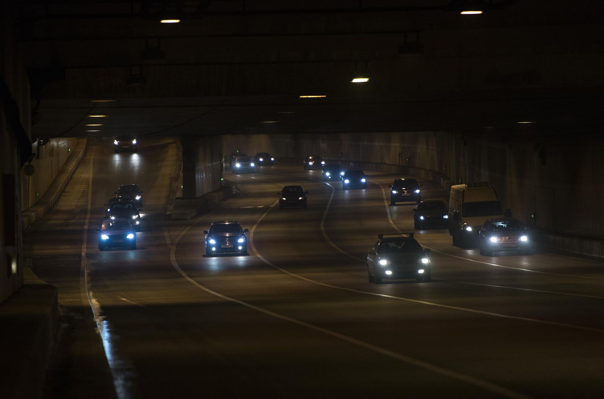 Автомобили выезжают из Лефортовского транспортного тоннеля Автомобили выезжают из Лефортовского транспортного тоннеля - РИА Новости, 1920, 15.09.2025