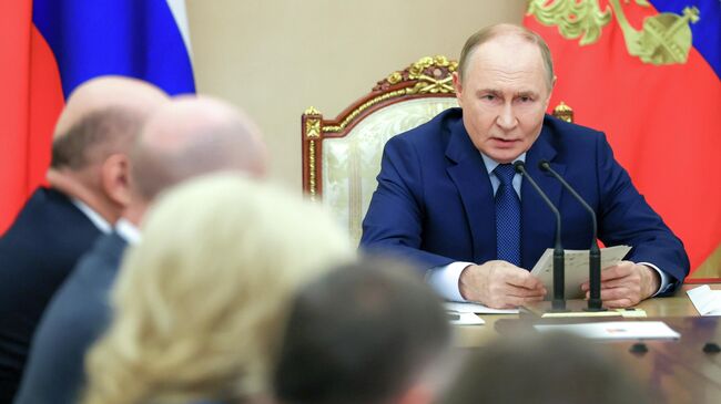 Владимир Путин проводит совещание по экономическим вопросам