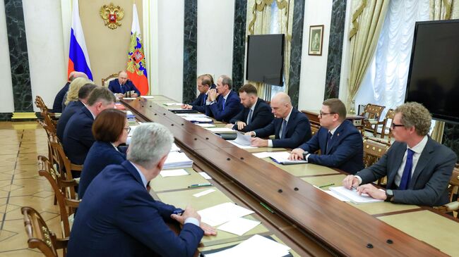 Президент Владимир Путин проводит совещание по экономическим вопросам