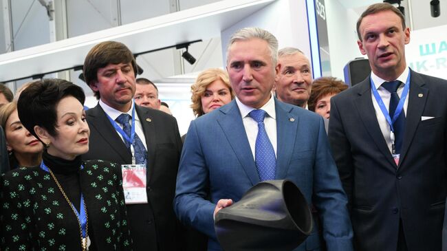 Губернатор Тюменской области Александр Моор (третий слева) на выставке TNF EXPO 2025 в рамках промышленно-энергетического форума TNF в Тюменском технопарке