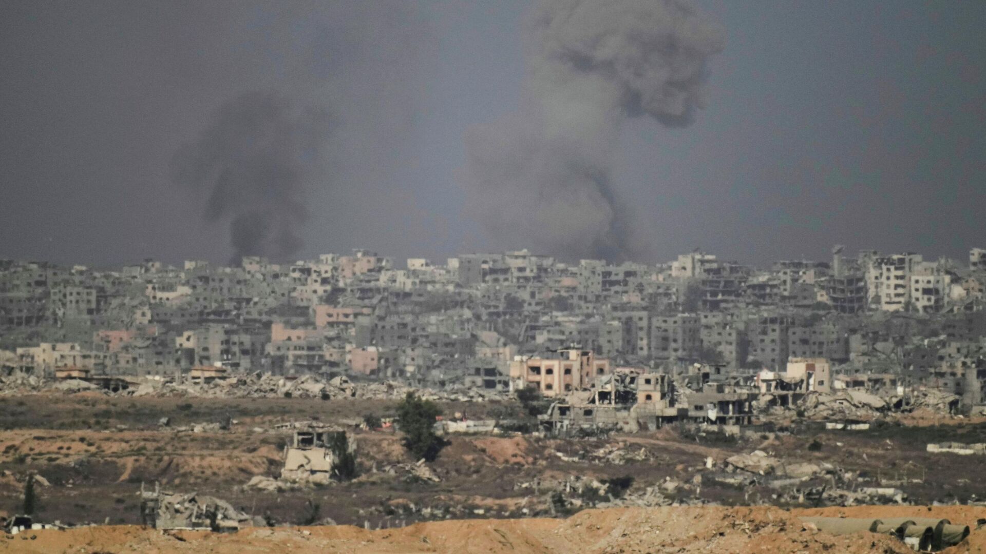 Дым на месте израильского удара в секторе Газа - РИА Новости, 1920, 09.10.2025