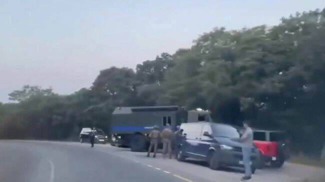 Экстренные службы у въезда в поселок Щитовая