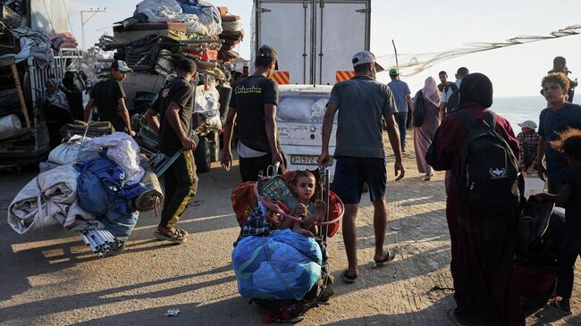 Палестинцы, вынужденные покинуть северную часть Газы