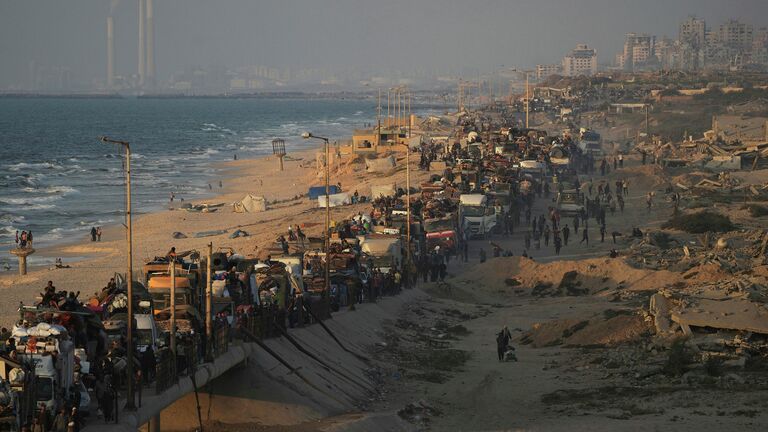 Палестинцы, вынужденные покинуть северную часть Газы