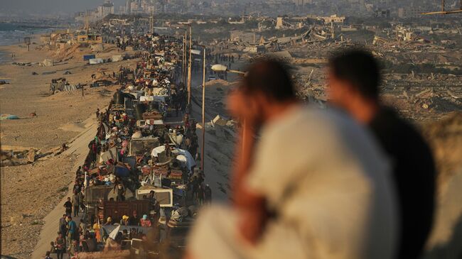 Палестинцы, вынужденные покинуть северную часть Газы