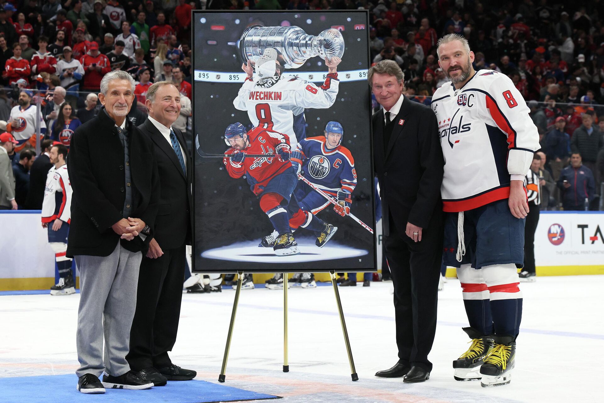 Тед Леонсис, Гэри Беттмэн, Уэйн Гретцки и Александр Овечкин на торжественной церемонии в честь рекорда Овечкина по голам в НХЛ - РИА Новости, 1920, 16.09.2025