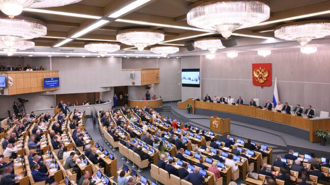 Депутаты на первом пленарном заседании осенней сессии Государственной Думы РФ