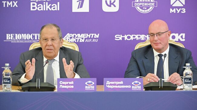 Министр иностранных дел РФ Сергей Лавров и заместитель председателя правительства РФ Дмитрий Чернышенко на пресс-конференции, посвященной проведению международного музыкального конкурса Интервидение
