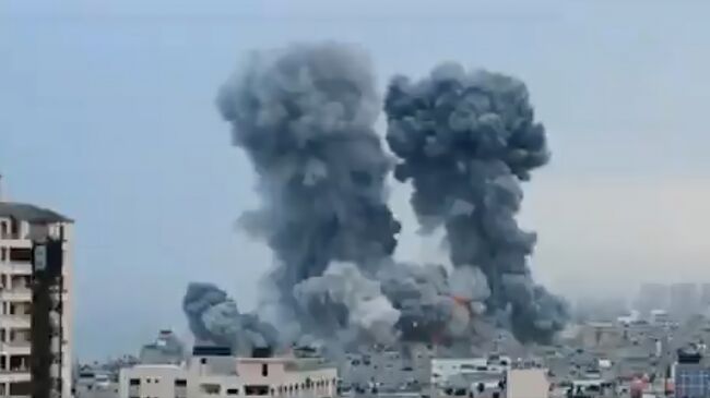 Дым на месте израильского удара в Ходейде