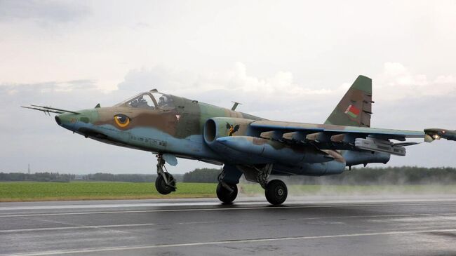 Отработка посадки штурмовиков Су-25 на аэродромный участок дороги на совместных российско-белорусских учениях Запад