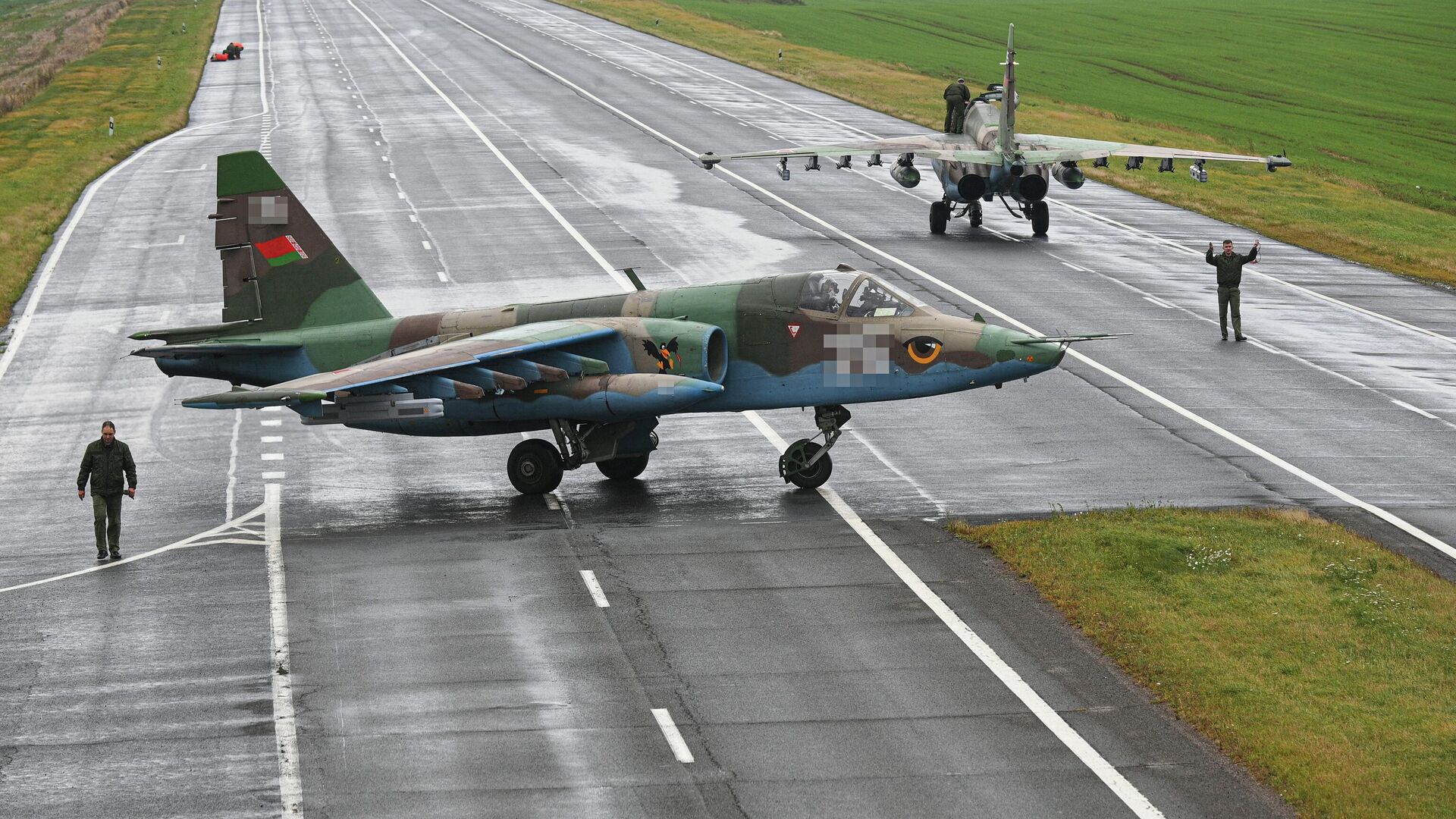 Pesawat serangan Su-25 dari Angkatan Udara Belarus sedang berolahraga dan mendarat di bagian lapangan udara jalan M1 di bawah latihan Barat 2025-Ria Novosti, 1920, 09/16/2025