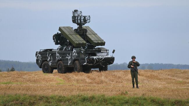 Зенитный ракетный комплекс семейства Оса ВС Белоруссии на аэродромном участке дороги М1 под Минском в рамках учений Запад-2025