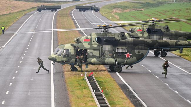 Вертолеты Ми-8 военно-воздушных сил Белоруссии отрабатывают посадку на аэродромный участок дороги М1 под Минском в рамках учений Запад-2025