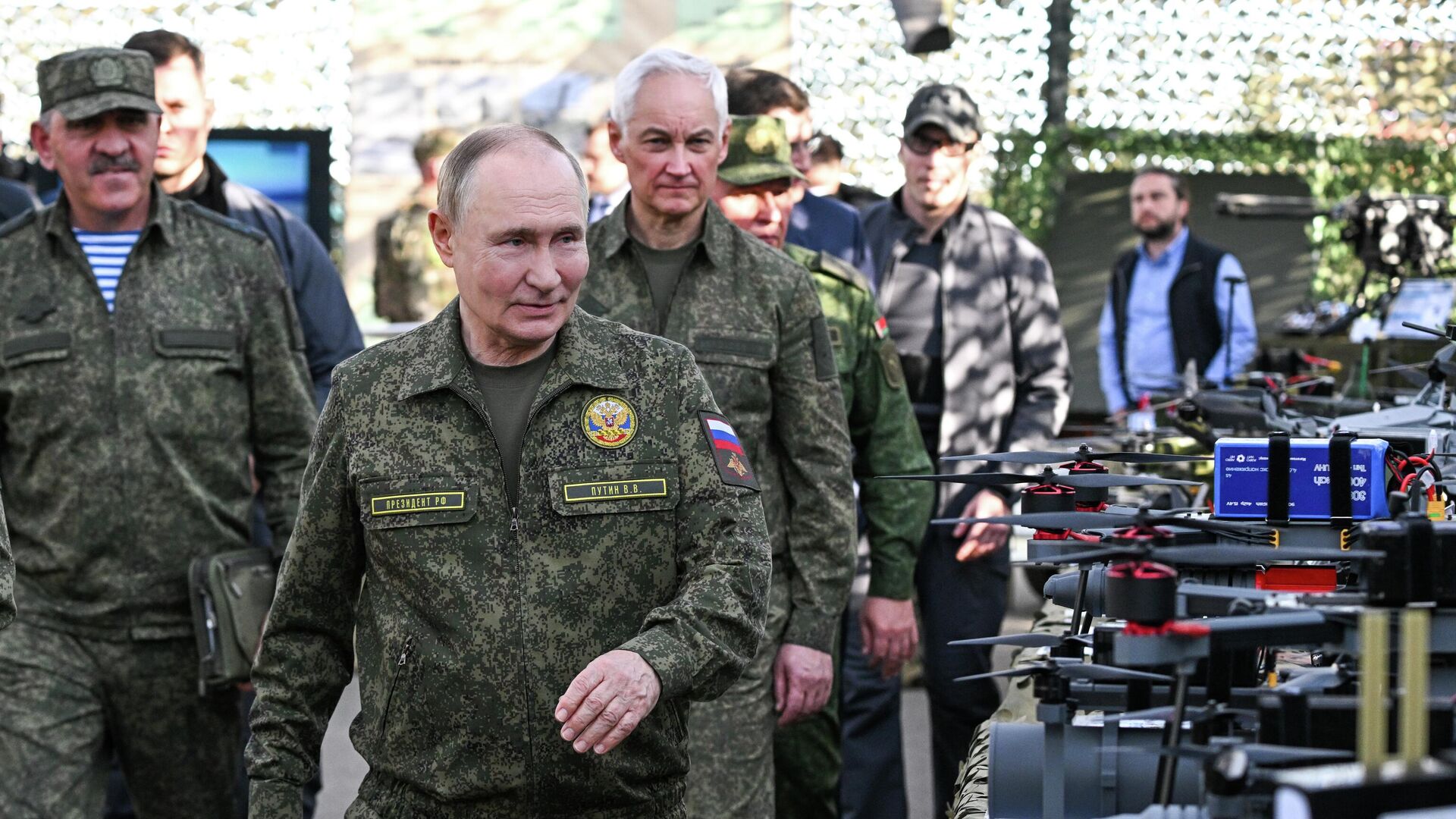 Президент РФ Владимир Путин во время посещения полигона Мулино