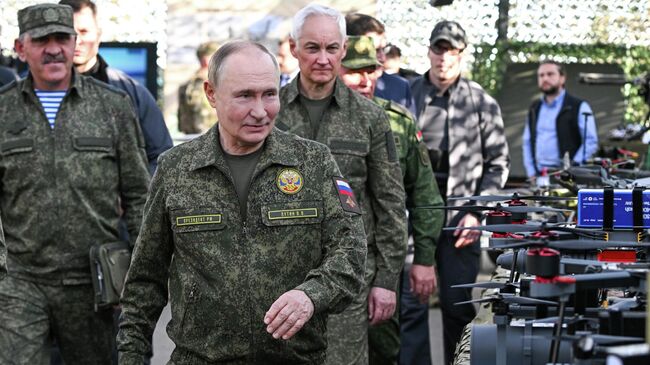 Президент РФ Владимир Путин во время посещения полигона Мулино