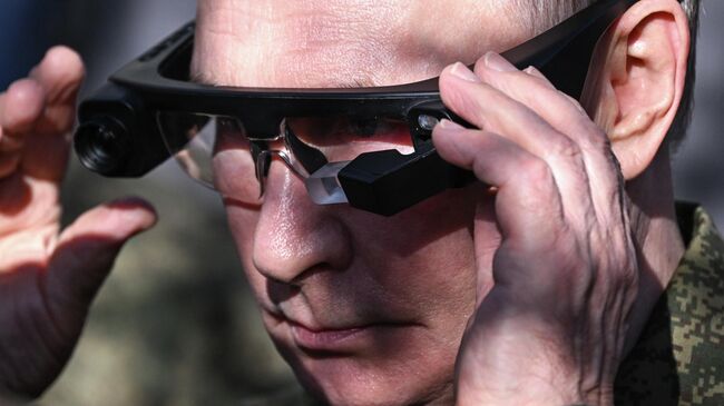 Президент РФ Владимир Путин во время посещения полигона Мулино