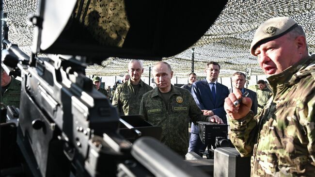 Президент РФ Владимир Путин во время посещения полигона Мулино