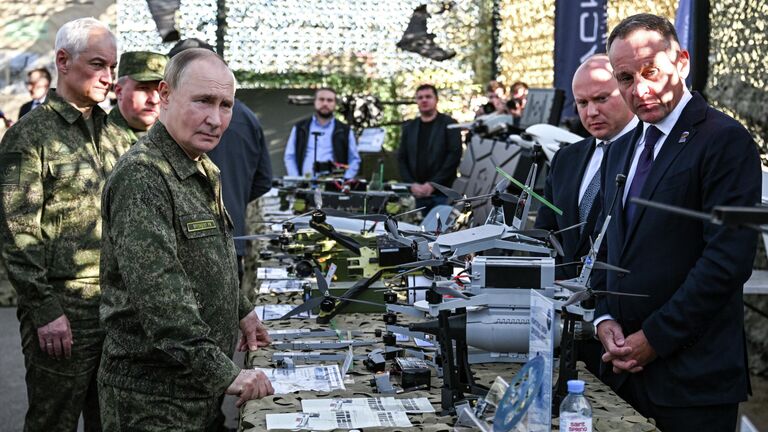 Президент РФ Владимир Путин осматривает вооружение, военную и специальную технику в ходе рабочей поездки в Нижегородскую область