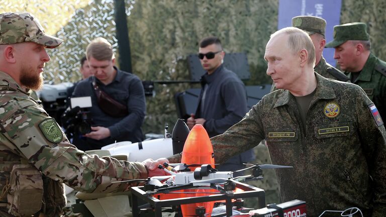 Президент РФ Владимир Путин осматривает вооружение, военную и специальную технику в ходе рабочей поездки в Нижегородскую область