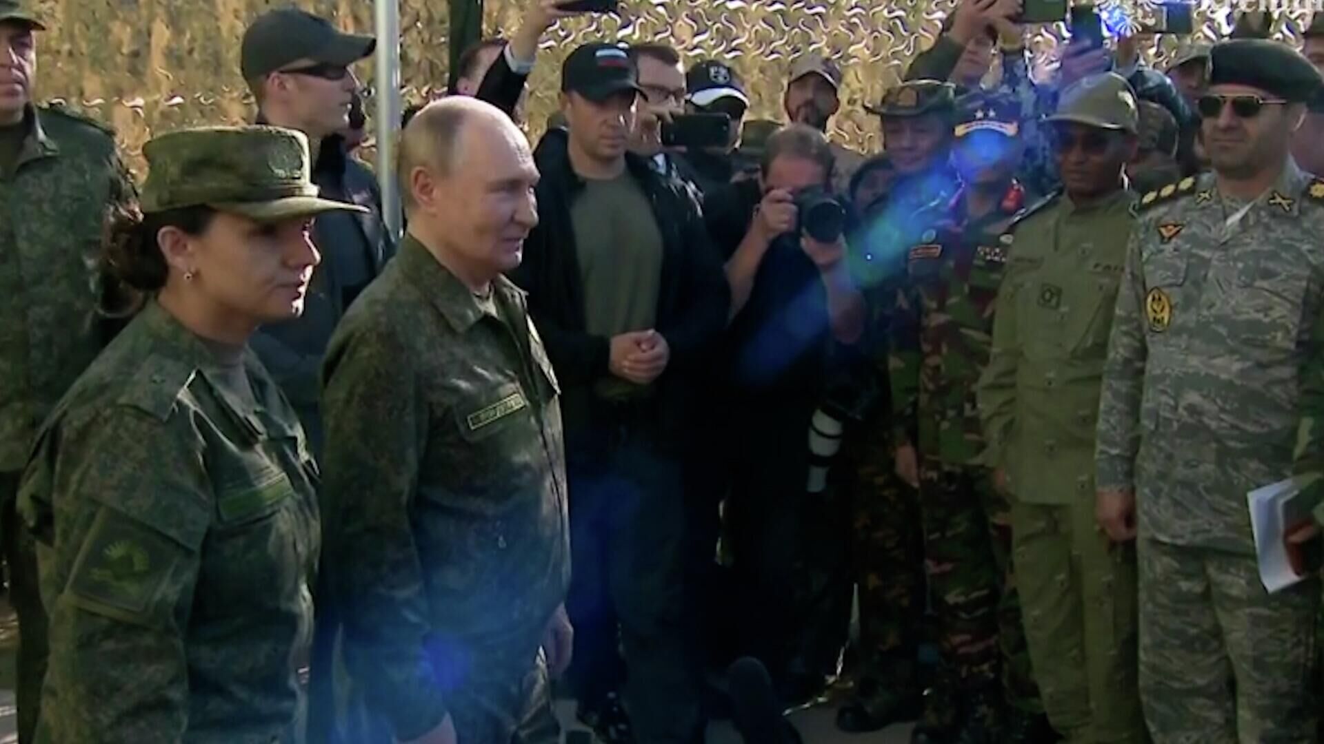 Putin berkomunikasi dengan perwakilan negara asing yang diundang ke latihan Barat 2025 - RIA Novosti, 1920, 09/16/2025