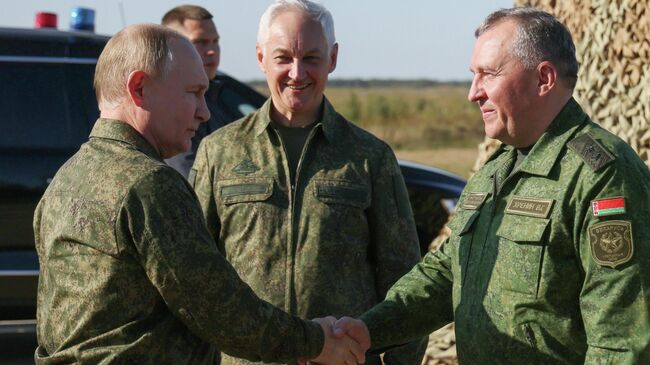 Президент РФ Владимир Путин, министр обороны РФ Андрей Белоусов и министр обороны Республики Беларусь Виктор Хренин на полигоне в Нижегородской области, где проходит совместное стратегическое учение России и Белоруссии Запад-2025