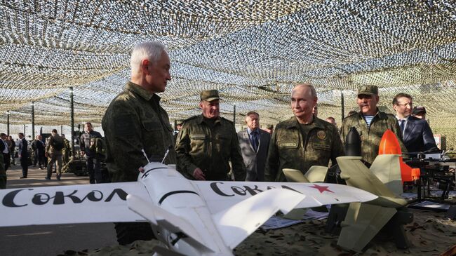 Президент РФ Владимир Путин осматривает вооружение, военную и специальную технику в ходе рабочей поездки в Нижегородскую область