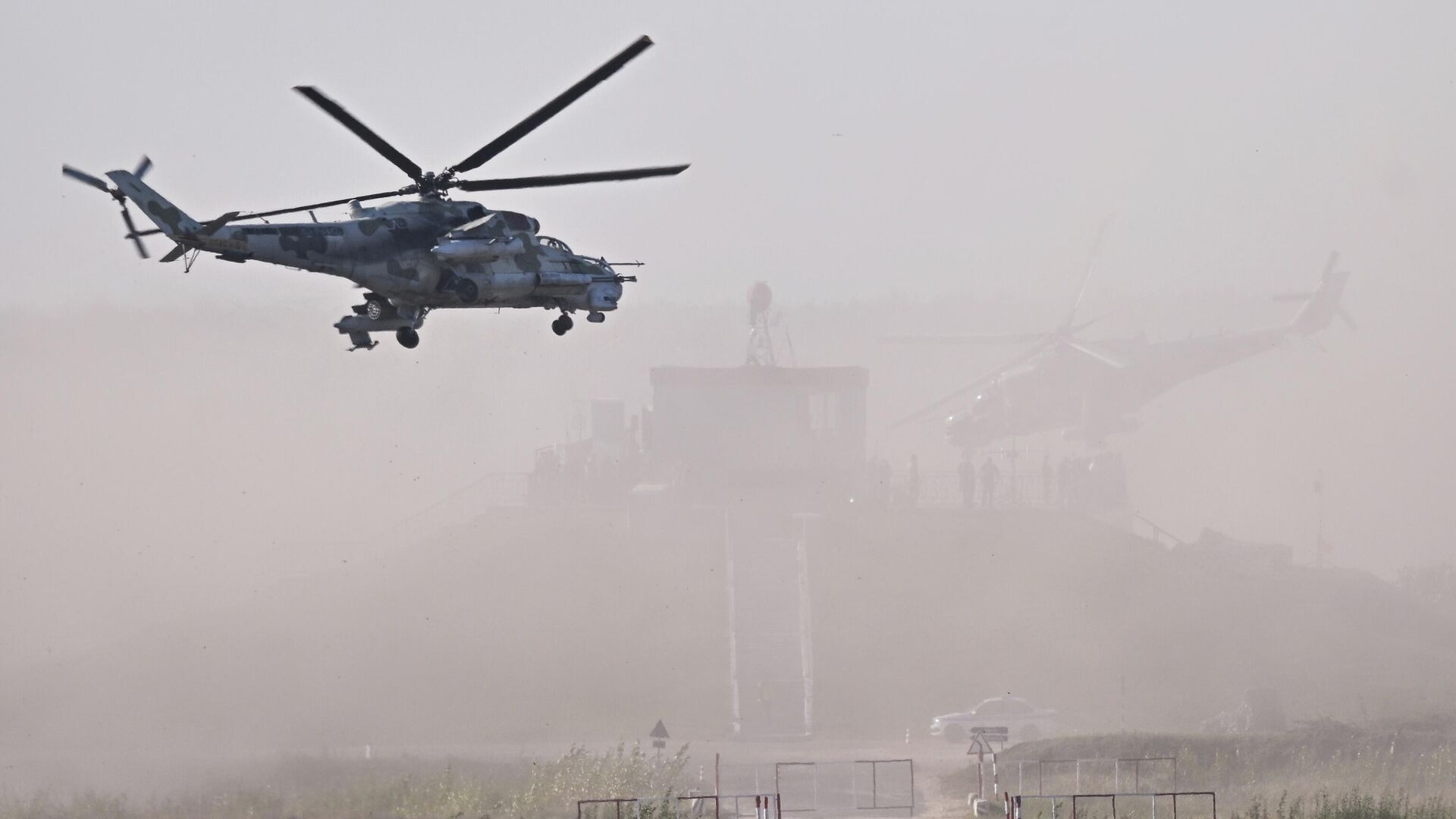 Совместное стратегическое учение России и Белоруссии Запад-2025 в Нижегородской области. Слева: вертолет Ми-24 - РИА Новости, 1920, 16.09.2025
