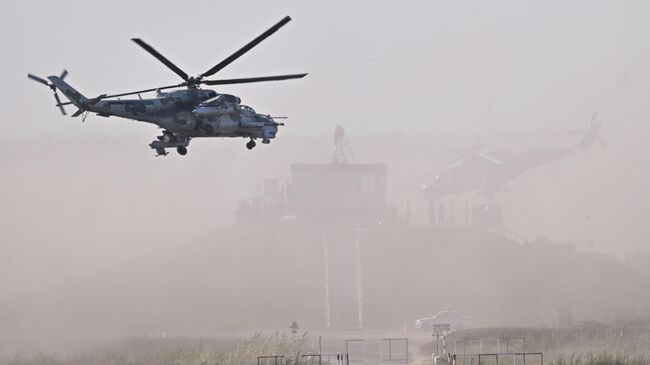 Совместное стратегическое учение России и Белоруссии Запад-2025 в Нижегородской области. Слева: вертолет Ми-24