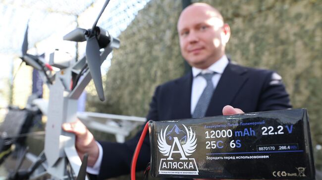 Аккумулятор Аляска с дроном среди образцов вооружения и военной техники на выставке на полигоне в Нижегородской области, где проходит совместное стратегическое учение России и Белоруссии Запад-2025