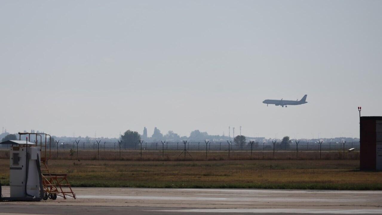 Прибытие рейса в аэропорт - РИА Новости, 1920, 22.12.2025