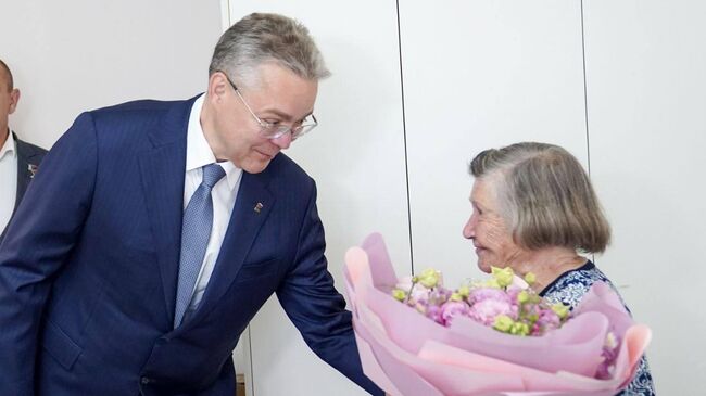 Губернатор Ставропольского края Владимир Владимиров и ветеран Великой Отечественной войны Галина Петухова  Губернатор Ставропольского края Владимир Владимиров и ветеран Великой Отечественной войны Галина Петухова