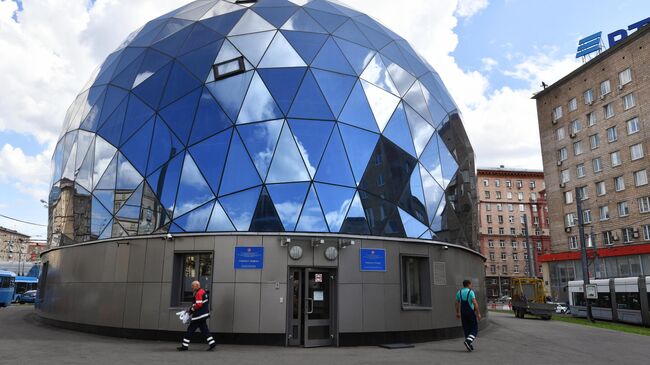 Здание центрального диспетчерского пункта наблюдения за дорожными развязками в Москве