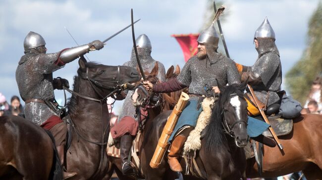 Участники театрализованной реконструкции эпизода средневекового сражения во время военно-исторического фестиваля Поле Куликово в рамках праздничных мероприятий, посвященных 640-й годовщине Куликовской битвы