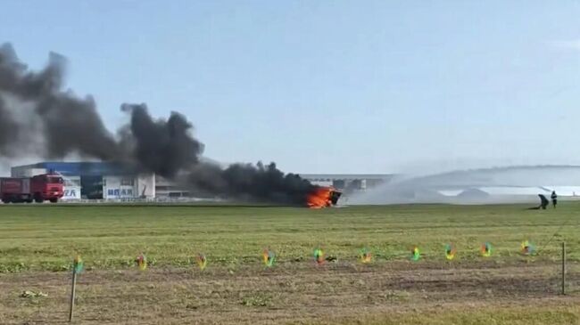 Последствия столкновения летающих автомобилей китайского автопроизводителя XPeng во время репетиции на авиашоу в городе Чанчунь в северо-восточной китайской провинции Цзилинь