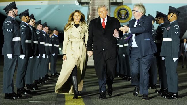 Президент США Дональд Трампа и первая леди Меланья Трамп во время прибытия в аэропорт Станстед недалеко от Лондона Президент США Дональд Трампа и первая леди Меланья Трамп во время прибытия в аэропорт Станстед недалеко от Лондона