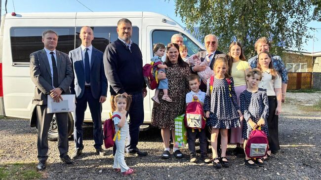 Председатель законодательного собрания Нижегородской области Евгений Люлин вручил ключи от нового девятиместного автомобиля Соболь многодетной семье Сусловых из Дзержинска Председатель законодательного собрания Нижегородской области Евгений Люлин вручил ключи от нового девятиместного автомобиля Соболь многодетной семье Сусловых из Дзержинска