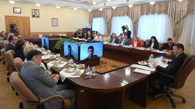 Губернатор Хабаровского края Дмитрий Демешин проводит встречу с представителями средств массовой информации Губернатор Хабаровского края Дмитрий Демешин проводит встречу с представителями средств массовой информации